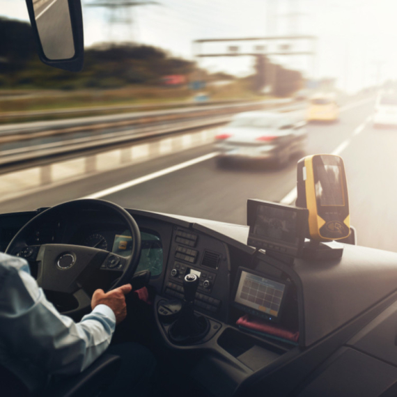 Autobus naleteo na kombi i nastao haos: Vozilo završilo u kanalu FOTO