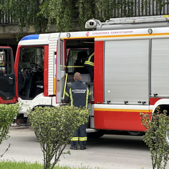Gori magacinski prostor u Zrenjaninu: Vatrogasci na licu mesta