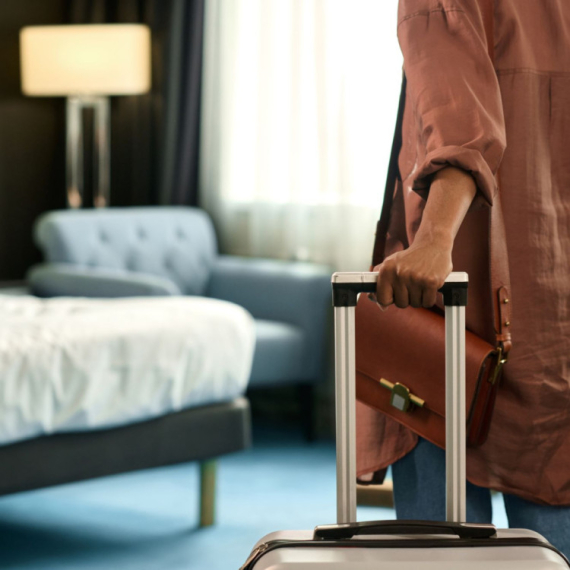 Mini-bar šok u hotelu: Uzela predmete za odrasle, a onda je stigao i račun VIDEO