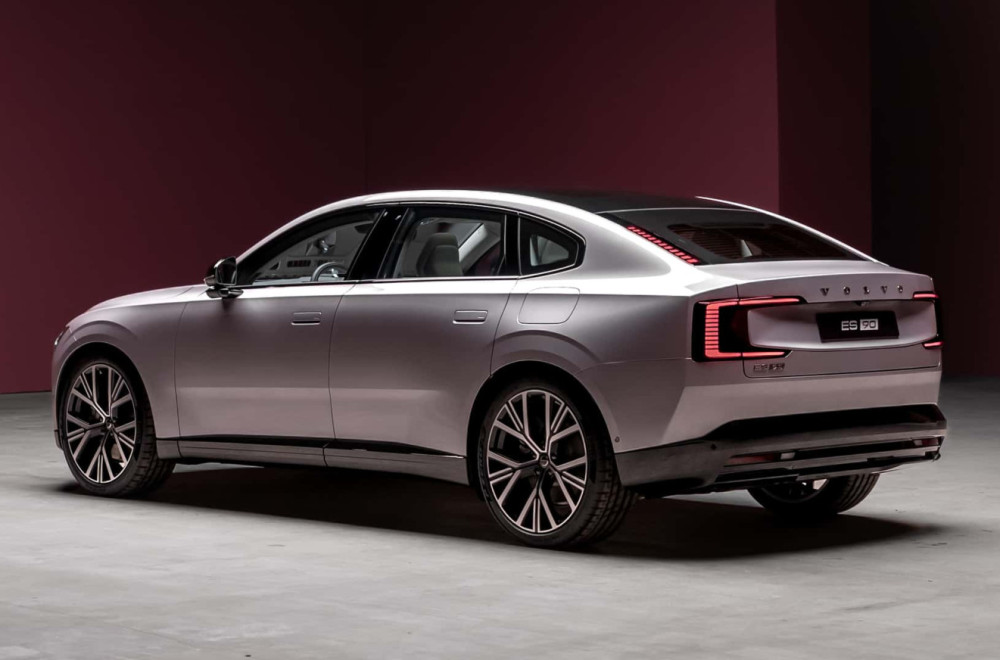 Volvo ES90 – ni sedan ni SUV, već klasa za sebe FOTO
