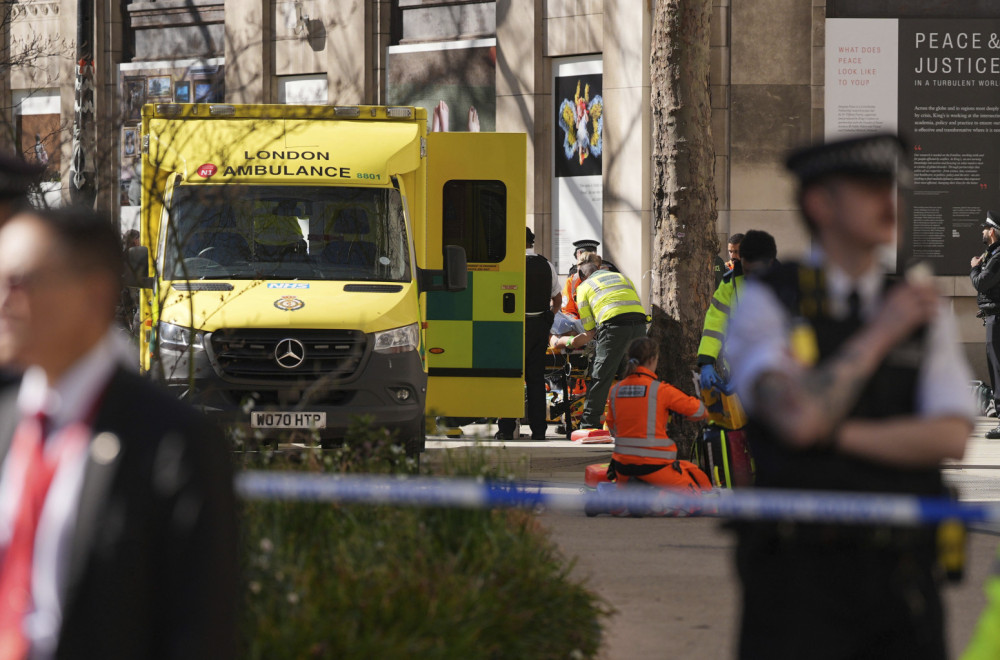 Drama u Londonu: Kombi uleteo u pešake, ima mrtvih i povređenih VIDEO