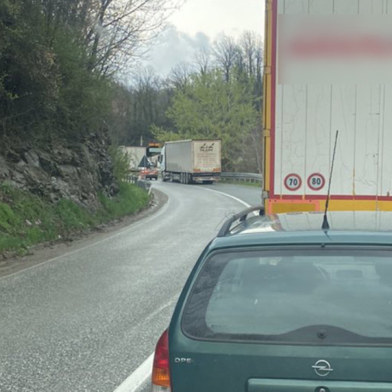 Teška saobraćajna nesreća na Ibarskoj magistrali: Troje povređenih; Obustavljen saobraćaj FOTO