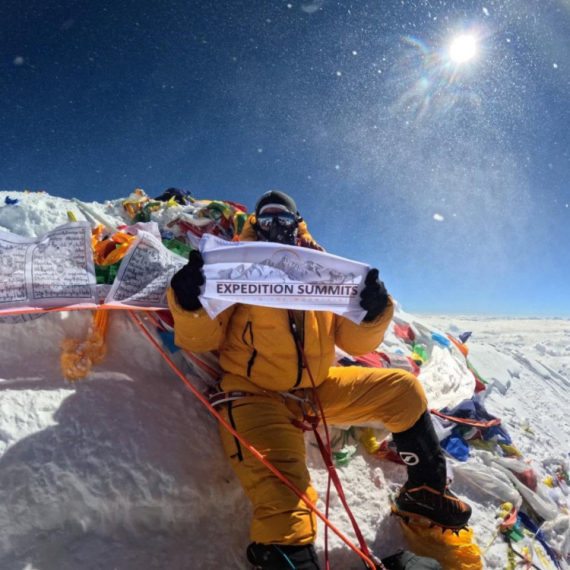 Srbija ponovo na vrhu sveta: I deseti srpski planinar osvojio Mont Everest FOTO