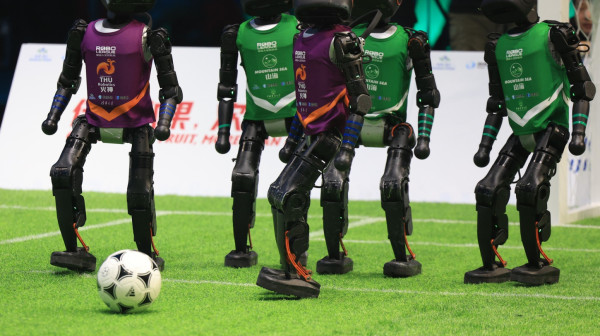 Kineski roboti pokazali kako se igra fudbal FOTO/VIDEO